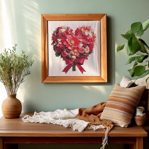 Ramo de flores en forma de corazón. Día de la Madre. Ilustración en acuarela con tonos rojos. Patrón de punto de cruz en PDF. Bordado a mano.