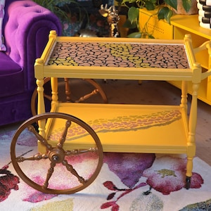 Serveerwagen houten retro vintage kleurrijke barwagen theewagen