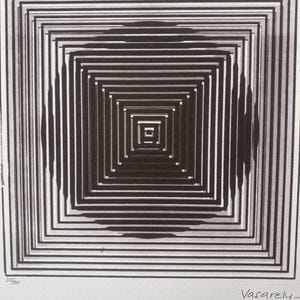 Puede incluir: Impresión abstracta en blanco y negro con una serie de cuadrados concéntricos que crean una ilusión óptica. La impresión está firmada "Vasarely" en la esquina inferior derecha y numerada "212/500" en la esquina inferior izquierda.