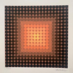 Könnte beinhalten: Ein geometrischer Druck mit einem quadratischen Muster aus Farbverlaufskreisen, die von Dunkelbraun zu Orange in der Mitte übergehen. Das Kunstwerk ist mit 405/500 nummeriert und mit "Vasarely" signiert.