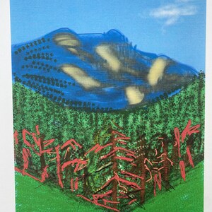 Peut inclure: Une peinture abstraite de paysage en bleu et vert, représentant une montagne au loin et une forêt au premier plan. La peinture est signée "Erwin Wothe" et numérotée "1/500".