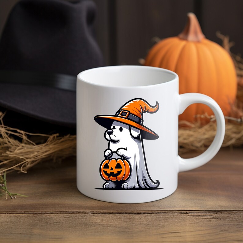 Puede incluir: Taza de cer&aacute;mica blanca con una ilustraci&oacute;n de dibujos animados de un perro con un sombrero de bruja y sosteniendo una calabaza de Halloween. El perro es un fantasma blanco con nariz y ojos negros.