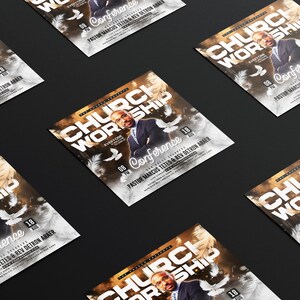Puede incluir: Un folleto para una conferencia de adoraci&oacute;n en la iglesia con un fondo dorado y blanco. El folleto presenta a un hombre con traje y corbata, con las palabras "Church Worship Conference" en letras blancas grandes. El folleto tambi&eacute;n incluye la fecha y la hora de la conferencia, as&iacute; como los nombres de los oradores.