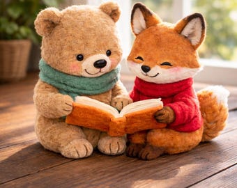 Animales del bosque de fieltro con aguja: oso y zorro leyendo un libro, decoración otoñal acogedora, regalo de amistad.