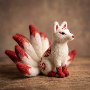 Statuetta in feltro di volpe a nove code / Decorazione giapponese Kitsune Yokai / Animale domestico spirituale orientale da scrivania