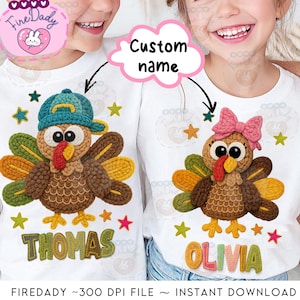 Könnte beinhalten: Weiße T-Shirts mit gehäkelten Truthahn-Designs. Ein Truthahn trägt eine blaue Kappe, der andere eine rosa Schleife. Die Namen "Thomas" und "Olivia" stehen darunter, umgeben von Sternen. Text: "FIREDADY ~300 DPI FILE ~ INSTANT DOWNLOAD."