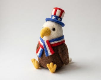 手作りのフェルト製ハクトウワシの置物、愛国的なアンクル・サムの帽子の装飾、アメリカ建国250周年記念ミニチュア