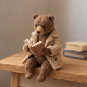 Statuetta di orso bruno in feltro ad ago raffigurante un lettore, animale in lana fatto a mano, decorazione e regalo per amanti dei libri.