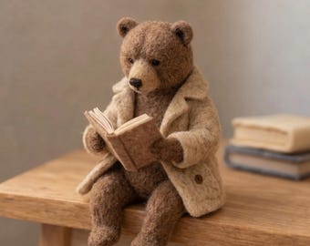 Figurine ours brun lisant feutrée à l'aiguille, animal en laine fait main, cadeau déco amateur de livres