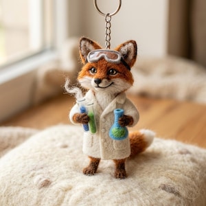 Llavero de zorro de fieltro de aguja / Colgante para bolso de animal de científico loco / Regalo de bata de laboratorio de lana