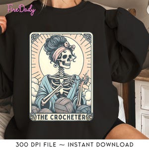 Carte de tarot maman squelette la crocheteuse Png, amateur de tricot au crochet Png, carte de tarot amateur de crochet Png, squelette au crochet, cadeau pour crocheteuse Png