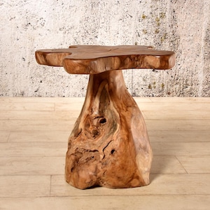 Könnte beinhalten: Ein handgefertigter Beistelltisch aus Holz mit einer natürlichen, organischen Form. Der Tisch hat einen Baumstammfuß und eine freie Form. Das Holz hat eine warme, braune Farbe und sichtbare Maserung. Der Tisch ist etwa 61 cm hoch.