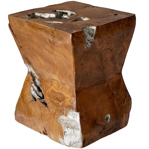 Könnte beinhalten: Ein massiver, quadratischer Holzschemel mit natürlicher, warmbrauner Oberfläche. Der Hocker hat ein einzigartiges, sanduhrförmiges Design in der Mitte und natürliche, hellfarbige Akzente. Die Oberseite hat mehrere natürliche Öffnungen.
