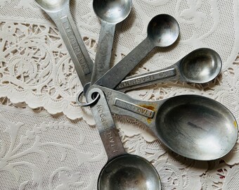 Six Vintage Aluminum Measuring Spoons on Ring, Vintage Kitchen Decor