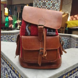 Mochila marroquí de cuero y kilim hecha a mano, estilo bohemio tribal, bolso de viaje bereber auténtico de lana y cuero.