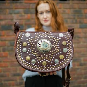 Handgemachte marokkanische Leder Umhängetasche – Boho Crossbody mit Berber Metallnieten – Festival Gypsy Geldbörse