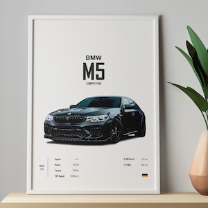 Könnte beinhalten: Gerahmter Druck eines schwarzen BMW M5 Competition Autos. Der Druck enthält die Spezifikationen des Autos und den Text "BMW M5 COMPETITION". Der Druck wird auf einem Holzregal mit einer Vase und einer Pflanze angezeigt.