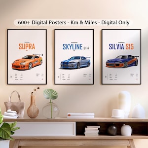 Könnte beinhalten: Drei gerahmte digitale Poster mit Illustrationen von Toyota Supra, Nissan Skyline GT-R und Nissan Silvia S15 Autos. Jedes Poster enthält Autospezifikationen und den Text "600+ Digital Posters - Km & Miles - Digital Only."