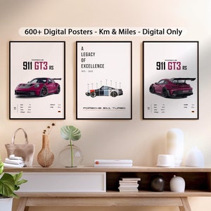 以下が含まれることがあります： 赤いポルシェ 911 GT3 RS スポーツカーが描かれたデジタルポスター3枚。ポスターは額装され、壁に掛けられています。中央のポスターには、ポルシェ 911 ターボの白黒イラストと「A Legacy of Excellence 1973 - 2023」というテキストが描かれています。