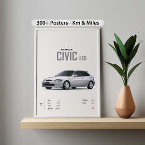 Puede incluir: Un póster enmarcado con un Honda Civic EK9 plateado. El póster incluye el nombre del coche, especificaciones y el texto "300+ Posters - Km & Miles". El póster está sobre una estantería de madera.