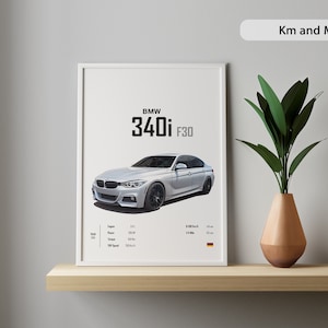 Könnte beinhalten: Ein weißer BMW 340i F30 Auto-Poster mit schwarzem Text und einer deutschen Flagge. Das Poster ist gerahmt und hängt an einer Wand über einem Holzregal.