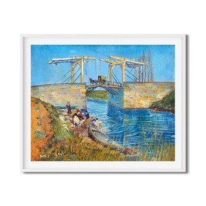 Puede incluir: Impresión enmarcada de una pintura que representa un puente amarillo sobre un canal. Hay personas reunidas cerca del agua. El cielo azul y el agua reflejan el puente. El estilo de pintura es visible.