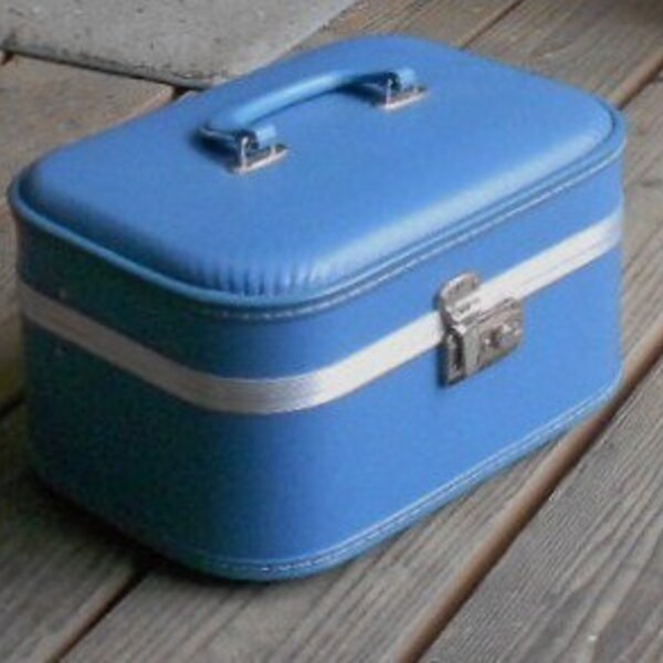 VINTAGE WEEKENDER SUITCASE, travel, training case, blue with yummy cilantro, avacado interior, vinyl, mid century