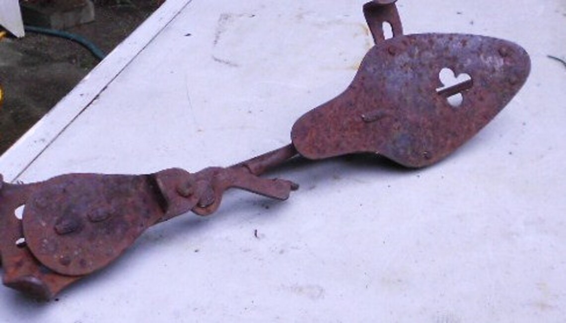 Vintage RUSTY ICE SKATE great style cabin lodge decor Etsy