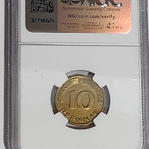 以下が含まれることがあります： ドイツの10プフェニヒ金貨。Numismatic Guaranty Corporation (NGC)によって鑑定され、透明なプラスチックケースに入っています。コインは、数字「10」と「PFENNIG」の文字を囲む葉の輪を特徴としています。NGCラベルには、認証番号32748524とNGCのウェブサイトアドレスが表示されています。
