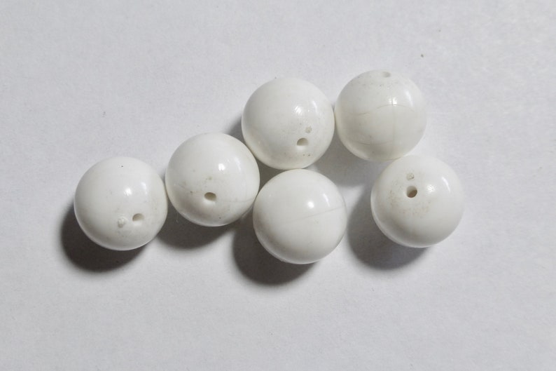 6 Vintage White 14mm Round Lucite Beads