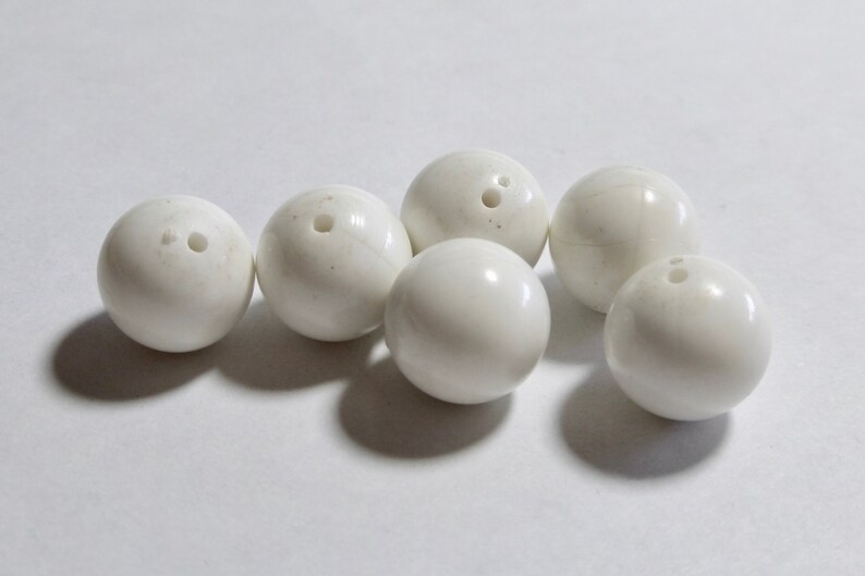6 Vintage White 14mm Round Lucite Beads