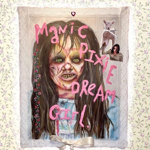 Puede incluir: Una pintura enmarcada de una niña con cabello largo y castaño y un vestido azul. La pintura se titula "Magic Pixie Dream Girl" en letras rosas. Hay un pequeño cordero blanco y una mujer con cabello castaño en el fondo.