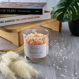 Rose Petals Scented Soy Candle: Handmade Daisy Flower Top