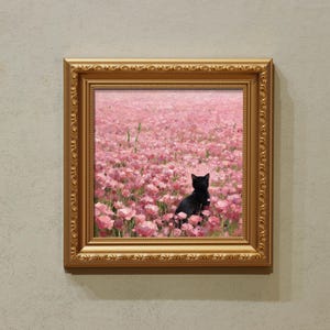 Può includere: Dipinto incorniciato di un gatto nero in mezzo a un campo di fiori rosa. L'opera d'arte è racchiusa in una cornice dorata e ornata. Lo stile del dipinto è impressionista, con pennellate visibili che creano un effetto strutturato.