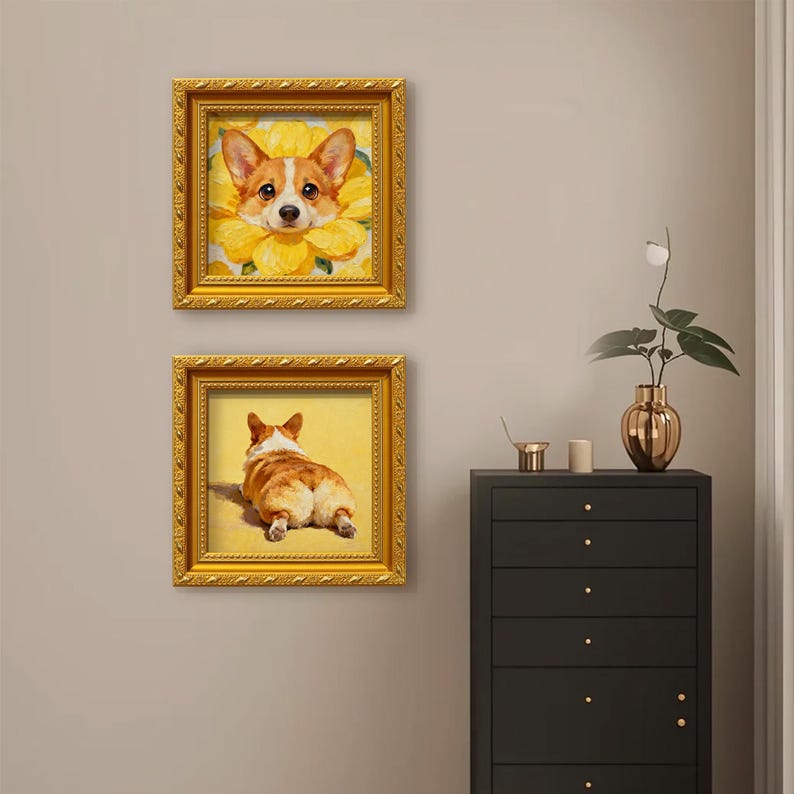 Pu&ograve; includere: Due stampe artistiche incorniciate di cani corgi. Una mostra la faccia del cane in un fiore giallo, l'altra mostra il posteriore del cane. Entrambe sono in cornici dorate ornate, aggiungendo un tocco di eleganza all'opera d'arte a tema animali domestici.