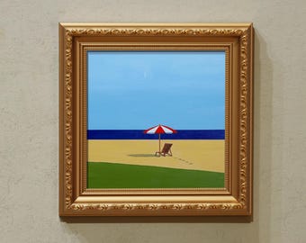 Op de afbeelding: Een ingelijst schilderij van een strandscène met een rood-wit gestreepte parasol, een houten strandstoel en voetstappen in het zand. De lucht is blauw met een maan en de zee op de achtergrond. De lijst is goudkleurig.