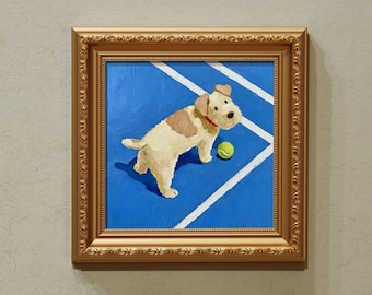 Op de afbeelding: Een ingelijst schilderij van een hond op een tennisbaan. De hond is bruin en wit met een rode halsband, staand bij een groene tennisbal op een blauwe baan met witte lijnen. De lijst is goudkleurig.