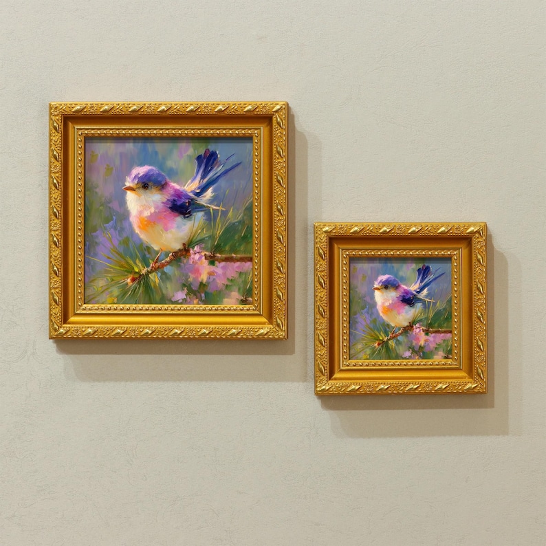 Puede incluir: Dos pinturas de p&aacute;jaros enmarcadas. Las pinturas representan un peque&ntilde;o p&aacute;jaro con plumas moradas, azules y rosas posado en una rama. Los marcos dorados tienen detalles ornamentados. El fondo de las pinturas es una suave mezcla de colores.