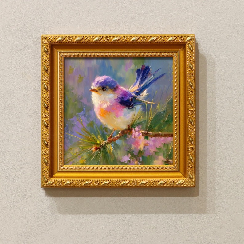 Puede incluir: Pintura enmarcada de un p&aacute;jaro colorido posado en una rama. El p&aacute;jaro tiene plumas azules, moradas, rosas y naranjas. La pintura est&aacute; en un marco dorado adornado, con un fondo suave de tonos verdes y morados.