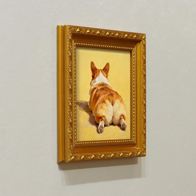 Pu&ograve; includere: Un dipinto incorniciato di un cane corgi visto da dietro, con il suo pelo marrone e bianco e la sua coda soffice. Il dipinto &egrave; ambientato su uno sfondo giallo e si trova in una cornice dorata ornata.