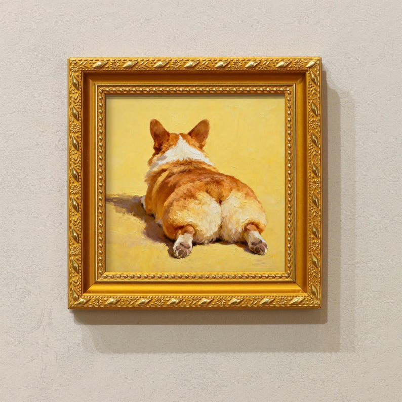 Pu&ograve; includere: Dipinto incorniciato di un cane corgi da dietro, con il suo soffice fondoschiena rivolto allo spettatore. Il cane ha un mantello marrone-rossiccio e bianco e giace su uno sfondo giallo. Il dipinto &egrave; in una cornice dorata ornata.