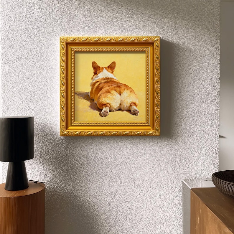 Pu&ograve; includere: Stampa incorniciata di un cane corgi visto da dietro, con il suo posteriore in evidenza. L'opera d'arte &egrave; ambientata su uno sfondo giallo e racchiusa in una cornice dorata e ornata. La stampa &egrave; appesa a una parete bianca.