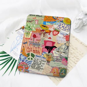 Könnte beinhalten: Ein rechteckiges Collage-Design mit verschiedenen Illustrationen und Textfragmenten. Das Design enthält Bilder von Früchten, Blumen und einer schwarzen Silhouette. Der Text enthält Sätze wie "Guest Check" und "Get out of bed!"