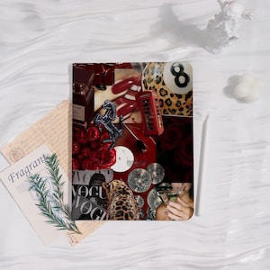 Könnte beinhalten: Ein Collage-Design mit rotem und schwarzem Thema. Es zeigt eine schwarze Pferdfigur, eine rote Telefonzelle, eine Billardkugel mit Leopardenmuster und ein Vogue-Magazin-Cover. Das Wort "Fragrant" ist auf einer Karte sichtbar.