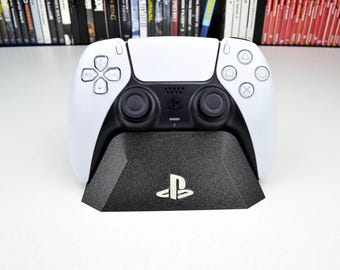 Supporto minimalista triangolare nero per controller PS5, compatibile con DualSense e dock salvaspazio.