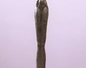 Gran estatua de Hilda Frau de 120 cm x 88 cm y 59 cm, mujer mirando al cielo.
