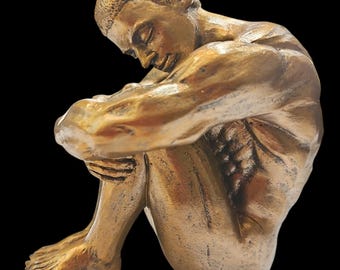 Estatua decorativa Art Déco en resina bronceada, hombre sentado en contemplación, Escultura Artística Moderna, altura 16 cm