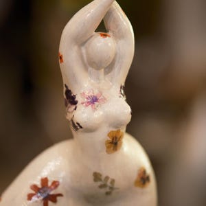 Estatua inspirada mujer haciendo yoga nanas niky o modelo bailarina con pierna levantada en resina. Alto 47 cm Decoración decorativa.