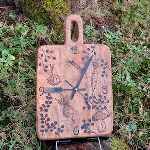 Küchenuhr aus einem Holzbrett mit schöner Brandmalerei