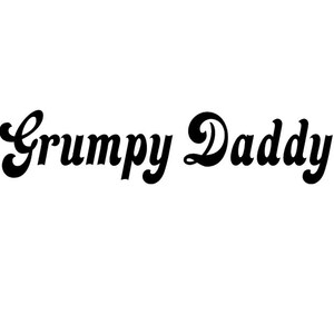Puede incluir: Texto gráfico en blanco y negro que dice "Grumpy Daddy" en una fuente cursiva retro.